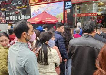 Người mua nườm nượp xếp hàng, nhà vàng vẫn giới hạn bán