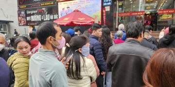 Người mua nườm nượp xếp hàng, nhà vàng vẫn giới hạn bán