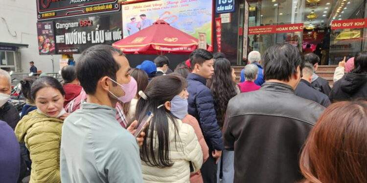 Người mua nườm nượp xếp hàng, nhà vàng vẫn giới hạn bán