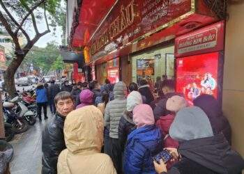 Người mua ồ ạt xếp hàng từ sáng sớm