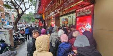 Người mua ồ ạt xếp hàng từ sáng sớm