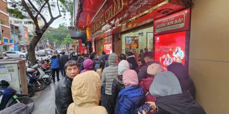 Người mua ồ ạt xếp hàng từ sáng sớm