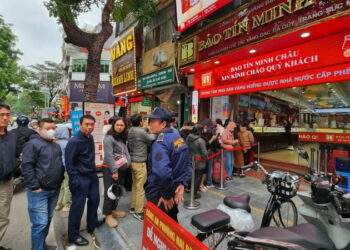 Người mua vẫn xếp hàng đầu năm mới, nhà vàng hạn chế bán ra