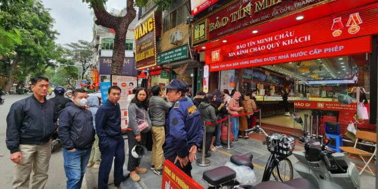 Người mua vẫn xếp hàng đầu năm mới, nhà vàng hạn chế bán ra