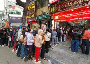 Người mua vẫn xếp hàng, nhà vàng lại cháy hàng