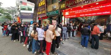 Người mua vẫn xếp hàng, nhà vàng lại cháy hàng