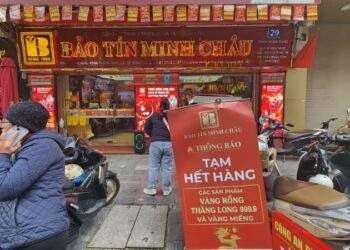 Người mua xếp hàng dài, nhà vàng dừng bán sớm