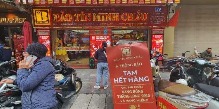 Người mua xếp hàng dài, nhà vàng dừng bán sớm