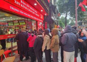 Người mua xếp hàng dài, nhà vàng lại dừng bán sớm