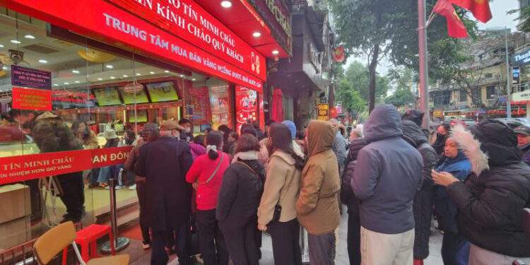 Người mua xếp hàng dài, nhà vàng lại dừng bán sớm