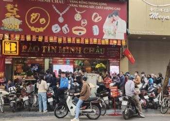 Người mua xếp hàng ngày càng đông, nhà vàng dừng bán