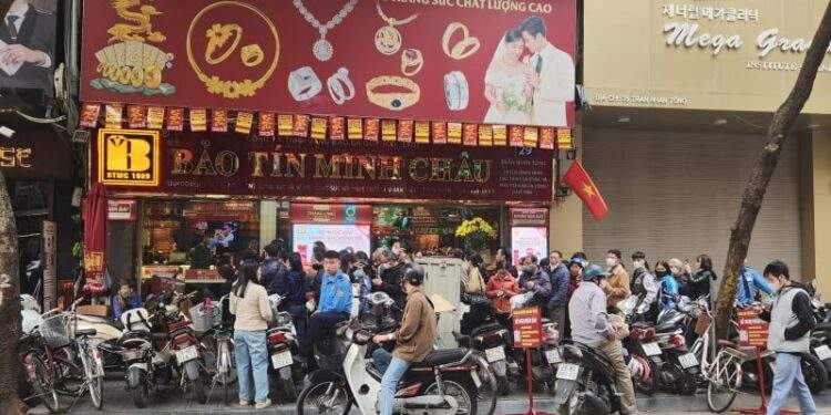 Người mua xếp hàng ngày càng đông, nhà vàng dừng bán