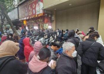 Người mua xếp hàng từ sáng sớm, nhà vàng mở bán 30 phút đã hết hàng