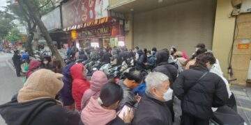 Người mua xếp hàng từ sáng sớm, nhà vàng mở bán 30 phút đã hết hàng