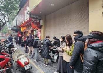 Người mua xếp hàng từ sáng sớm, vây kín nhà vàng