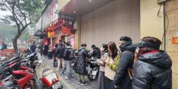 Người mua xếp hàng từ sáng sớm, vây kín nhà vàng