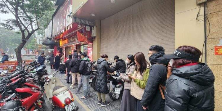 Người mua xếp hàng từ sáng sớm, vây kín nhà vàng