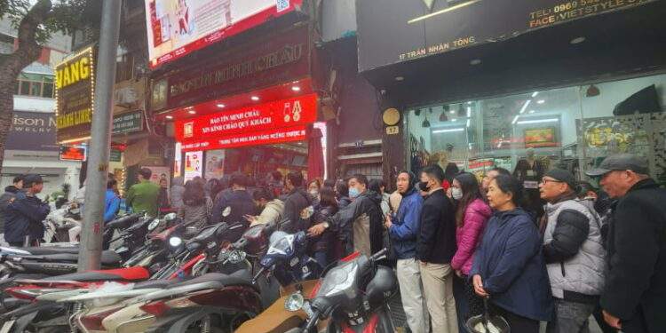 Nhà vàng bất ngờ bán không giới hạn, 12 ngày sau nhận hàng