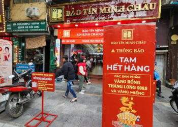 Nhà vàng lại cháy hàng, người mua kiên trì xếp hàng