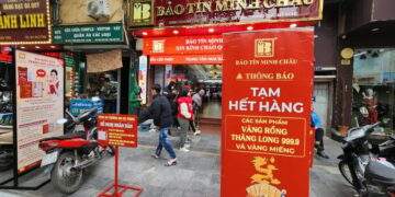 Nhà vàng lại cháy hàng, người mua kiên trì xếp hàng