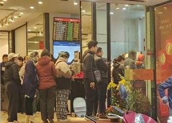 Nhà vàng lại cháy hàng, người mua xếp hàng dài