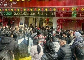 People queue up to buy silver despite 6-month delivery period