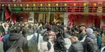 People queue up to buy silver despite 6-month delivery period