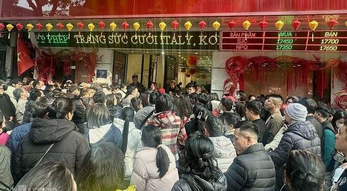 People queue up to buy silver despite 6-month delivery period