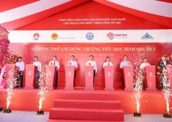 Các đại biểu tham gia ấn nút thực hiện nghi thức động thổ xây dựng Trường Tiểu học Bình Chuẩn 3. Ảnh: Phát Đạt. 