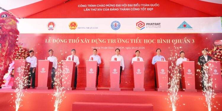 Các đại biểu tham gia ấn nút thực hiện nghi thức động thổ xây dựng Trường Tiểu học Bình Chuẩn 3. Ảnh: Phát Đạt. 