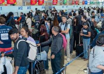 Sân bay Nội Bài tấp nập đón khách chiều cuối năm