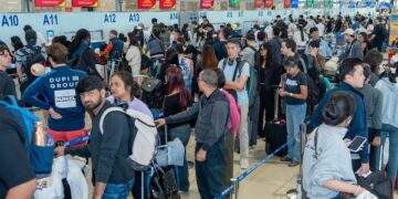 Sân bay Nội Bài tấp nập đón khách chiều cuối năm