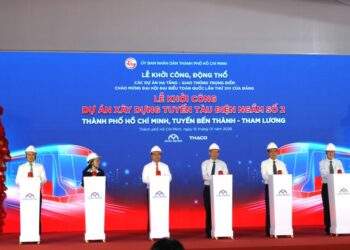 Các đại biểu thực hiện nghi thức bấm nút khởi công dự án tuyến metro số 2 - Ảnh: Cổng thông tin điện tử TP. Hồ Chí Minh.