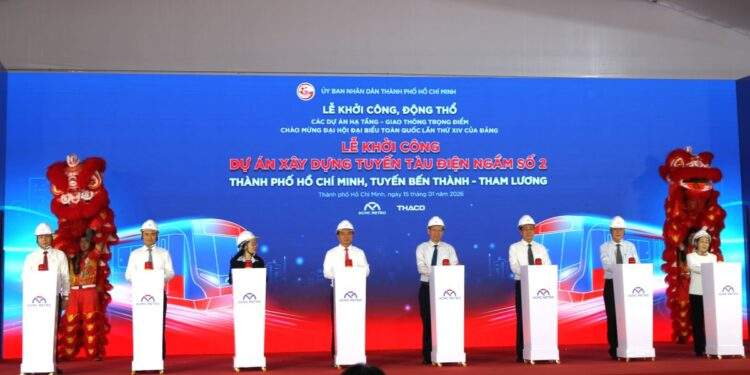Các đại biểu thực hiện nghi thức bấm nút khởi công dự án tuyến metro số 2 - Ảnh: Cổng thông tin điện tử TP. Hồ Chí Minh.