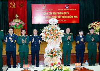 Ban Giám đốc TTTDTT QĐ và đại diện Ban Lãnh đạo, chỉ huy các cơ quan đơn vị của TCSG thể hiện tinh thần quyết tâm cao hướng đến những thành tích nổi bật hơn trong năm 2026. Ảnh: Tân Cảng Sài Gòn.