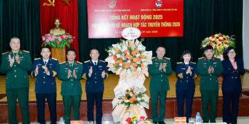 Ban Giám đốc TTTDTT QĐ và đại diện Ban Lãnh đạo, chỉ huy các cơ quan đơn vị của TCSG thể hiện tinh thần quyết tâm cao hướng đến những thành tích nổi bật hơn trong năm 2026. Ảnh: Tân Cảng Sài Gòn.