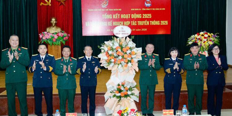 Ban Giám đốc TTTDTT QĐ và đại diện Ban Lãnh đạo, chỉ huy các cơ quan đơn vị của TCSG thể hiện tinh thần quyết tâm cao hướng đến những thành tích nổi bật hơn trong năm 2026. Ảnh: Tân Cảng Sài Gòn.