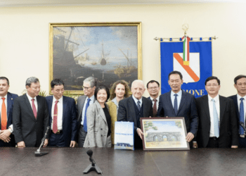 Đoàn công tác của tỉnh Thanh Hóa gặp gỡ đại diện chính quyền vùng Campania, Italia thời điểm năm 2023.