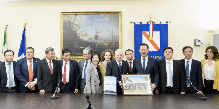 Đoàn công tác của tỉnh Thanh Hóa gặp gỡ đại diện chính quyền vùng Campania, Italia thời điểm năm 2023.