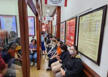 Thấy vàng dễ mua, người dân xếp hàng xuyên trưa kín cửa hàng