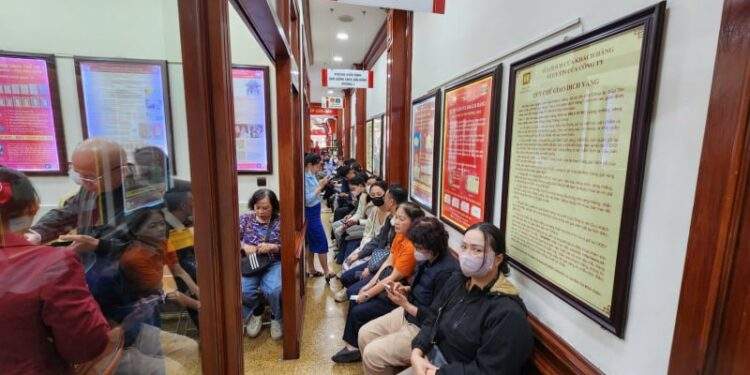 Thấy vàng dễ mua, người dân xếp hàng xuyên trưa kín cửa hàng