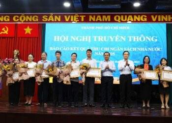 Bí thư Thành ủy TP. Hồ Chí Minh Trần Lưu Quang và Chủ tịch UBND TP. Hồ Chí Minh Nguyễn Văn Được tặng Bằng khen UBND Thành phố cho các tập thể - Ảnh Cổng thông tin điện tử TP. Hồ Chí Minh.