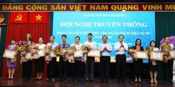 Bí thư Thành ủy TP. Hồ Chí Minh Trần Lưu Quang và Chủ tịch UBND TP. Hồ Chí Minh Nguyễn Văn Được tặng Bằng khen UBND Thành phố cho các tập thể - Ảnh Cổng thông tin điện tử TP. Hồ Chí Minh.