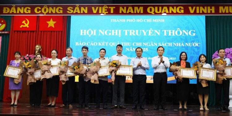 Bí thư Thành ủy TP. Hồ Chí Minh Trần Lưu Quang và Chủ tịch UBND TP. Hồ Chí Minh Nguyễn Văn Được tặng Bằng khen UBND Thành phố cho các tập thể - Ảnh Cổng thông tin điện tử TP. Hồ Chí Minh.