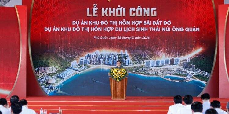 Thủ tướng Phạm Minh Chính phát biểu tại Lễ khởi công Khu đô thị hỗn hợp Bãi Đất Đỏ và Khu đô thị hỗn hợp du lịch sinh thái Núi Ông Quán. Ảnh: VGP.