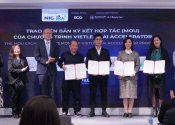 Trao biên bản ký kết hợp tác của chương trình.