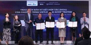 Trao biên bản ký kết hợp tác của chương trình.