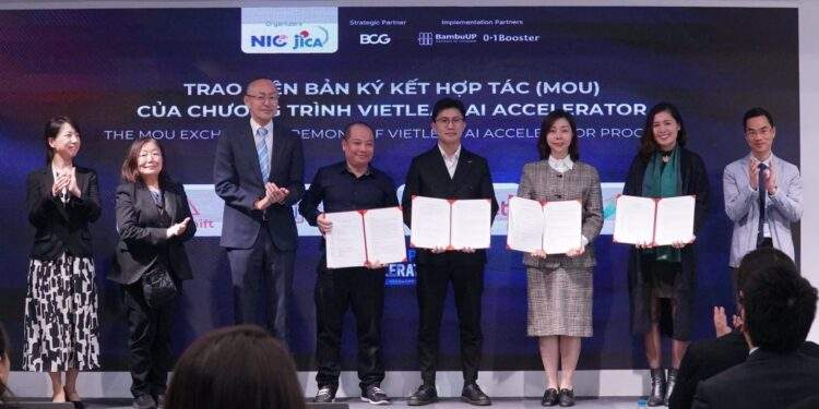 Trao biên bản ký kết hợp tác của chương trình.