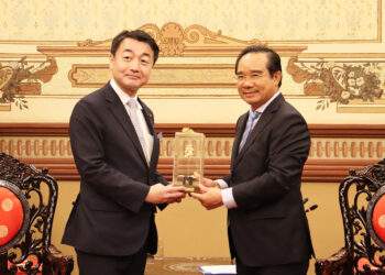 Chủ tịch UBND TP.Hồ Chí Minh Nguyễn Văn Được tặng quà lưu niệm cho ông Sasaki Hajime, Thứ trưởng Bộ Giao thông, Đất đai, Cơ sở hạ tầng và Du lịch Nhật Bản - Ảnh: Cổng thông tin điện tử TP. Hồ Chí Minh.