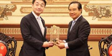 Chủ tịch UBND TP.Hồ Chí Minh Nguyễn Văn Được tặng quà lưu niệm cho ông Sasaki Hajime, Thứ trưởng Bộ Giao thông, Đất đai, Cơ sở hạ tầng và Du lịch Nhật Bản - Ảnh: Cổng thông tin điện tử TP. Hồ Chí Minh.